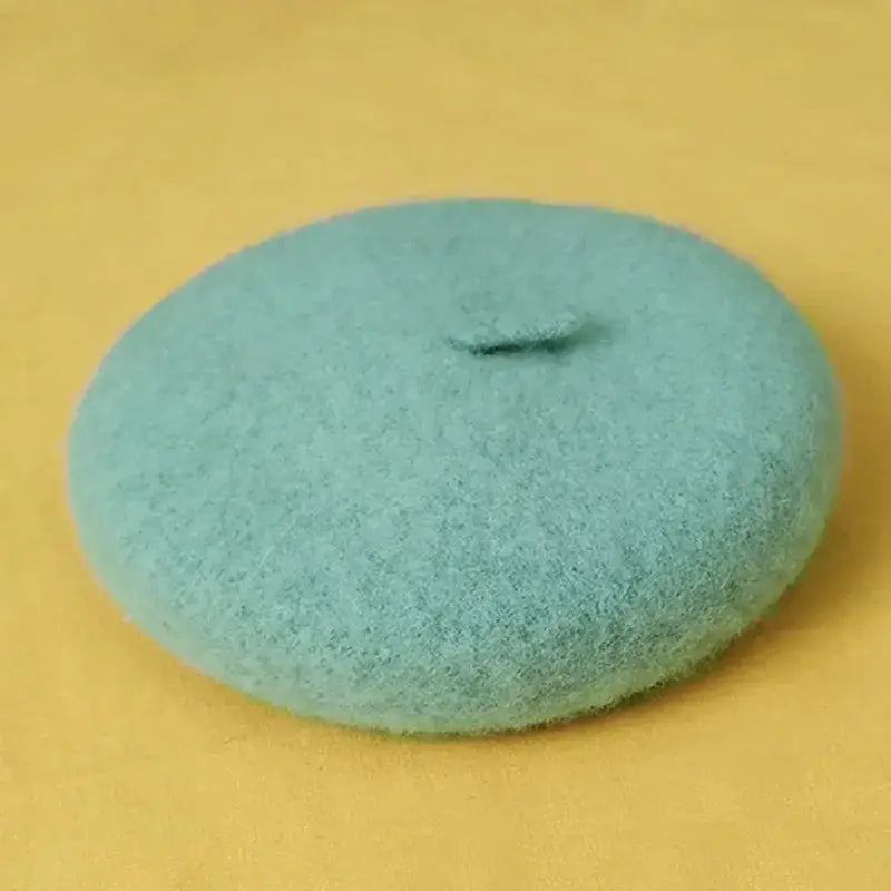 Élégant Chapeau : Chapeau béret pour chat en éponge bleue sur fond jaune