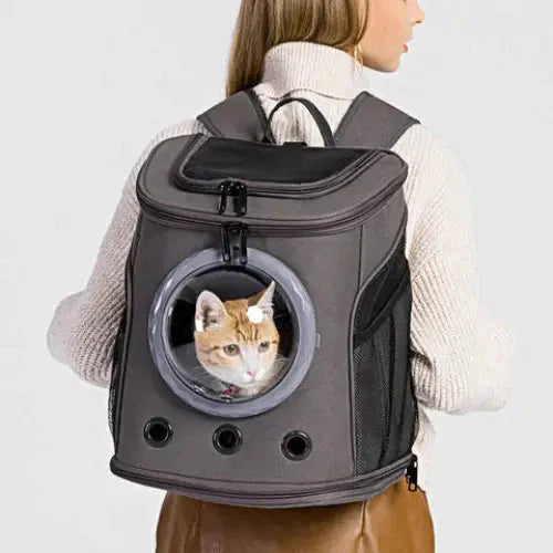 Femme tenant un chat dans un AstroBag : Adventure Backpack for Cat, prêt pour des aventures à l’extérieur