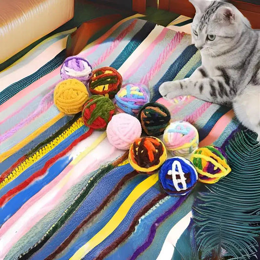 Balle interactive pour chat avec chat assis sur une table près d’un fil - jouets à mâcher et à taquiner