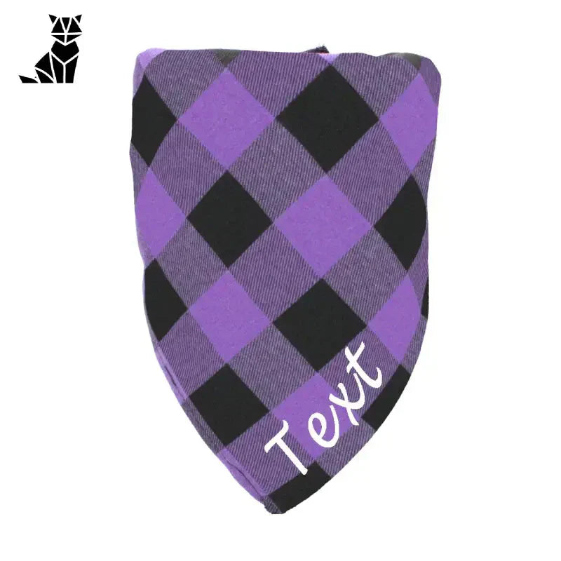 Gros plan sur un bandana à carreaux violet et noir avec le texte ’Tex’ de Unique Dog Bandana