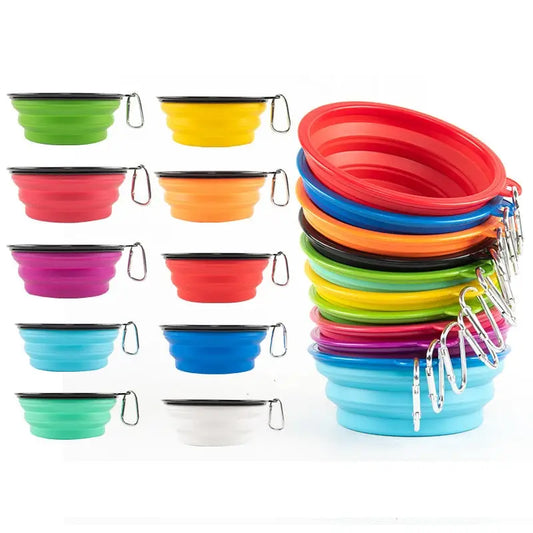 Colorful stack of pliable dog bowls for convenient travel - Bols et bols colorés pliables pour chiens
