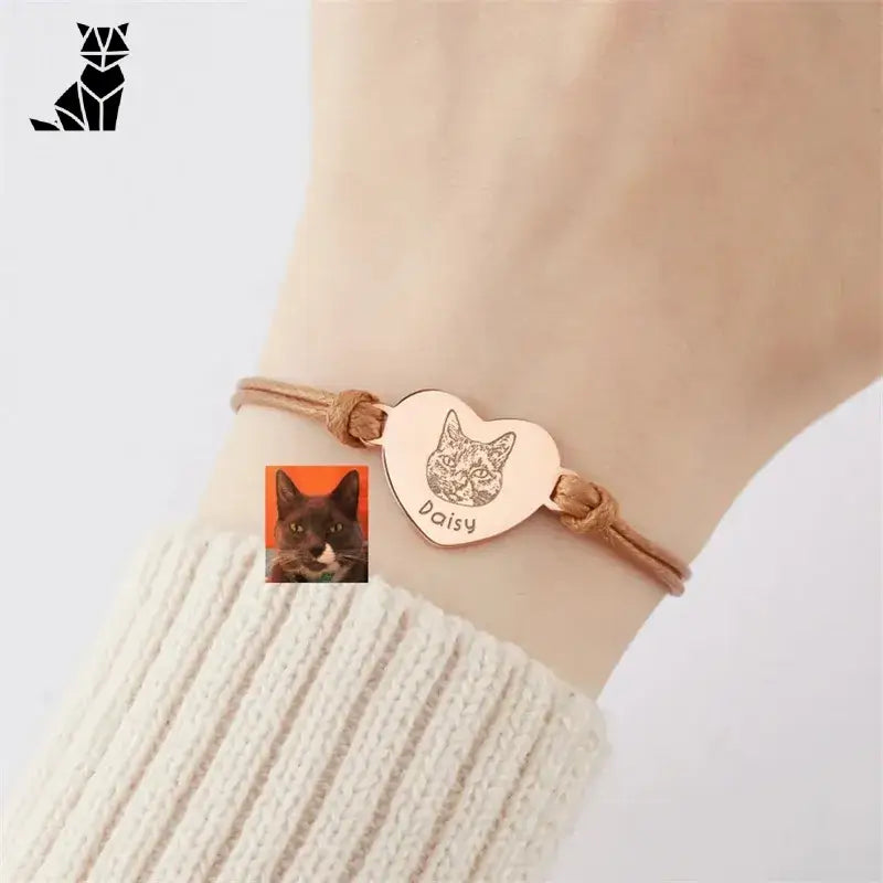 Bracelet personnalisé avec photo d’animal de compagnie représentant une femme portant un bracelet à breloques en forme de coeur