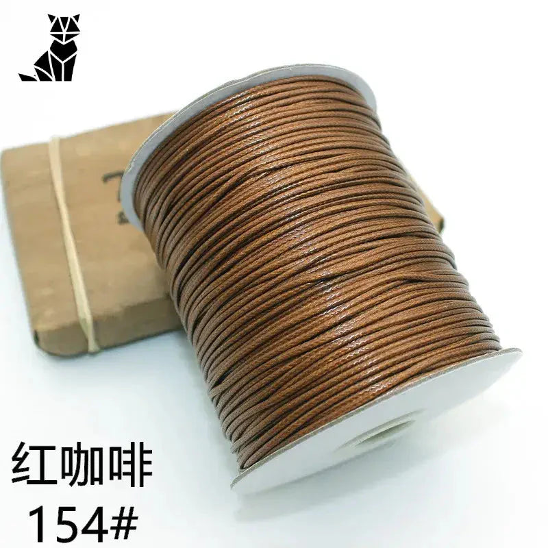 Gros plan de la bobine de fil marron pour le bracelet personnalisé avec photo d’animal de compagnie