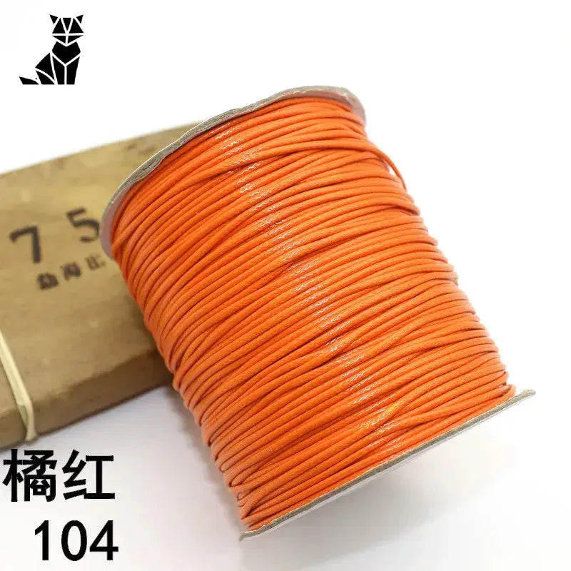 Gros plan de la bobine de fil orange et de la boîte pour le bracelet personnalisé avec photo d’animal de compagnie