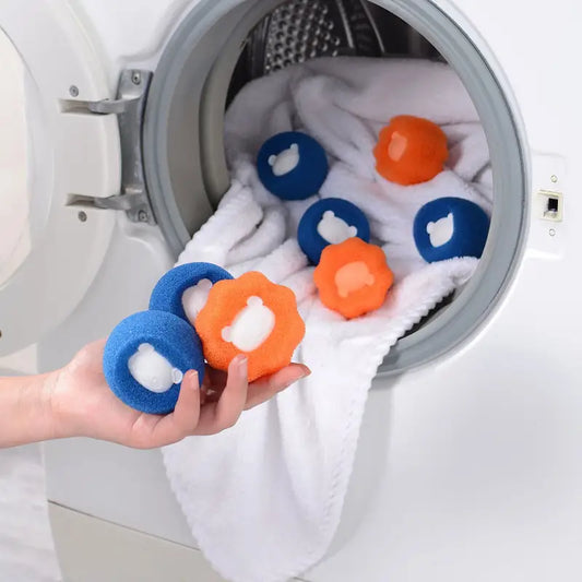 Personne nettoyant une machine à laver avec la Brosse Anti-Peluche - Poils d’animaux faciles à capturer
