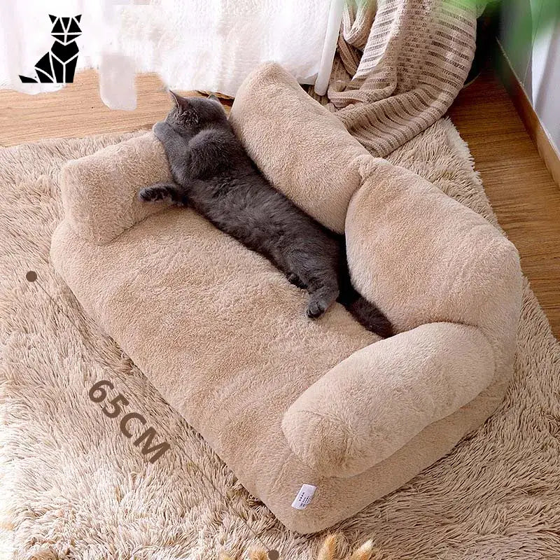 Luxueux Comfort Sofa for Cats - un chat douillet qui dort paisiblement sur son lit