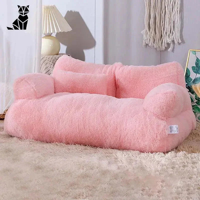 Luxueux canapé rose pour chats avec tapis blanc, parfait pour le confort et le repos des félins