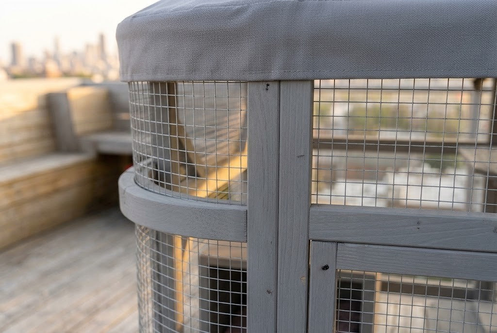 Grillage dense et toit en toile du catio