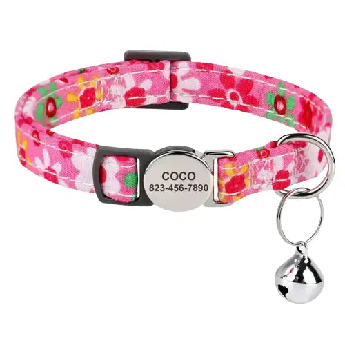 Collier créatif pour chat personnalisable avec un design rose et une breloque en forme de cloche argentée Transparent Background