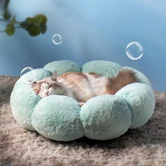 Un chat dormant dans un coussin à fleurs vertes pour chats - Coussin à fleurs super doux et lavable
