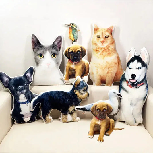 Un groupe confortable de chats et de chiens sur un canapé avec le Comfort Souvenir Cushion - élégante décoration