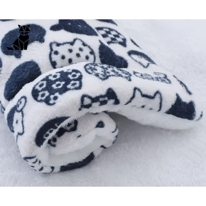 Ourson blanc et noir sur couverture apaisante pour chats en polaire - couverture apaisante, flanelle douce
