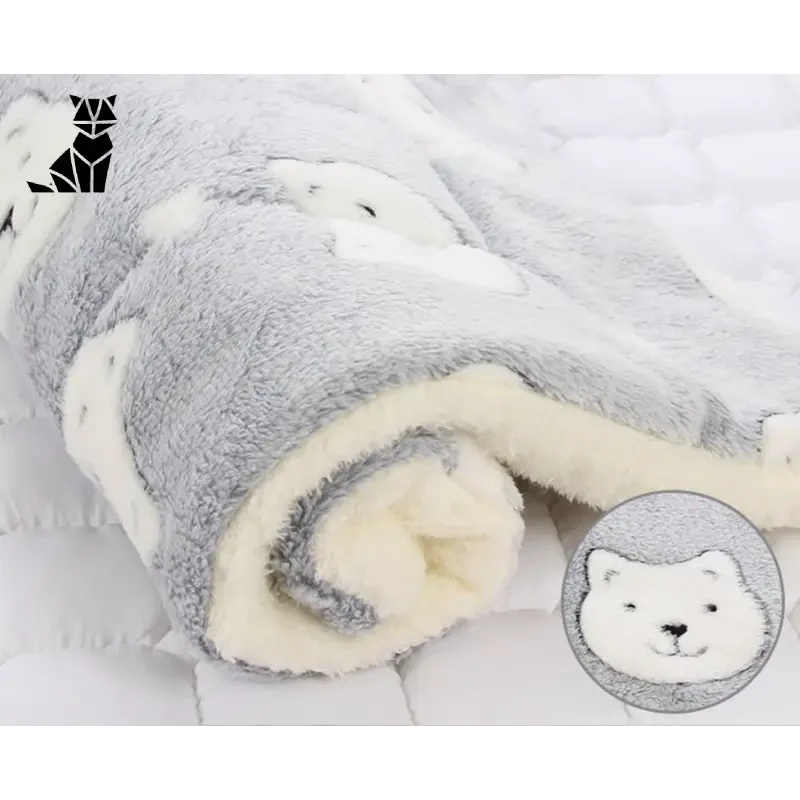Couverture apaisante pour chats : Tapis en polaire doux et épais - Chien gris et blanc dormant sur une couverture blanche