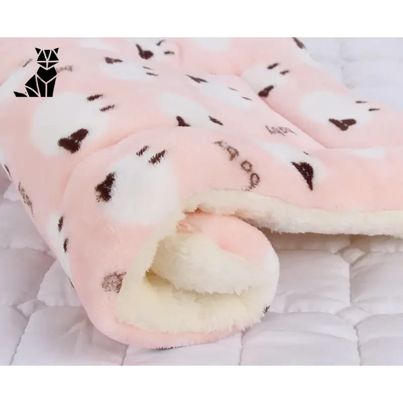 Couverture apaisante rose et blanche avec impression de pattes noires et blanches pour chats : tapis doux en polaire