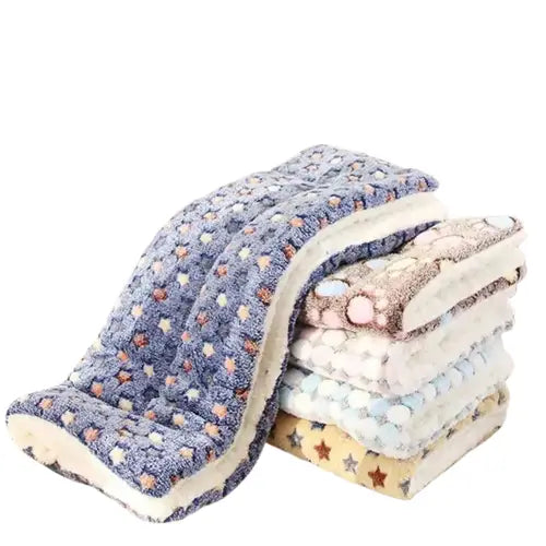 Couverture apaisante pour chats : Chien sur une pile de couvertures douces en polaire Transparent Background