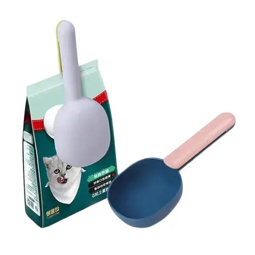 Petit chat bleu et blanc avec cuillère doseuse en bois : mesure précise pour les animaux Transparent Background