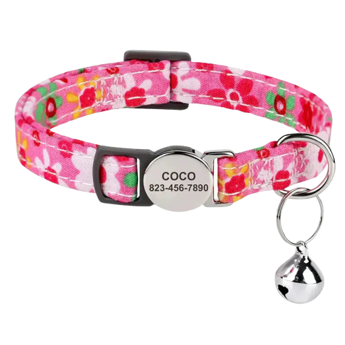 Collier créatif pour chat personnalisable avec un design rose et une breloque en forme de cloche argentée Transparent Background