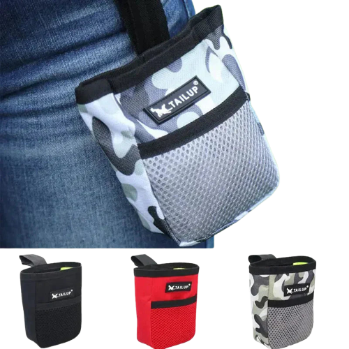 Personne avec un téléphone portable dans sa poche utilisant le sac de récompense pour le dressage de chiens - Accès facile aux friandises, utilisation facile Transparent Background