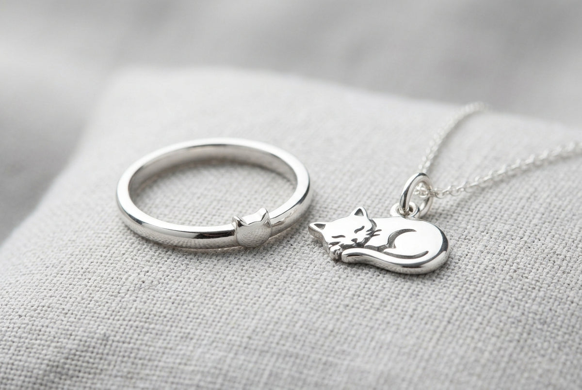 Bague et pendentif argent avec motif chat gros plan - Petzeal