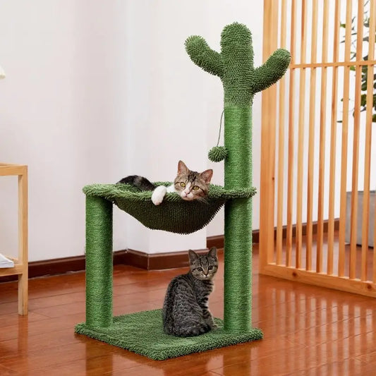 Chat assis sur un arbre à chat : Hamac original pour arbre à chat avec corde en sisal