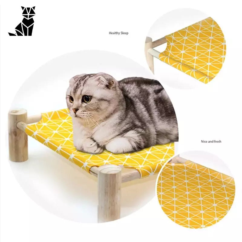 Hamac pour chat en bois durable avec motif bois, représentant un chat sur une chaise jaune