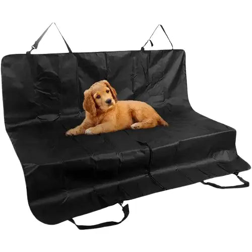 Un chien couché sur un canapé noir avec une housse de siège de voiture résistante pour les poils d’animaux Transparent Background