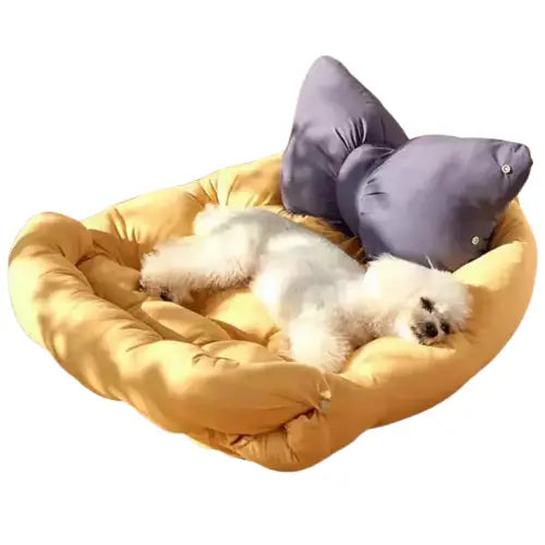 Petit chien dormant dans le lit Multifunctional Confort Nest, éclairé en jaune pour un confort ultime Transparent Background