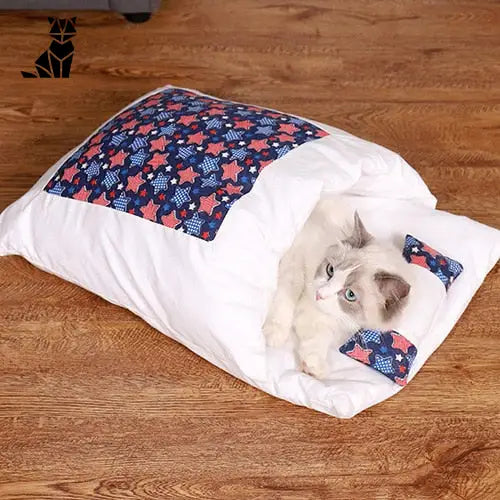 Chat relaxant sur un lit douillet Cozy Star en coton