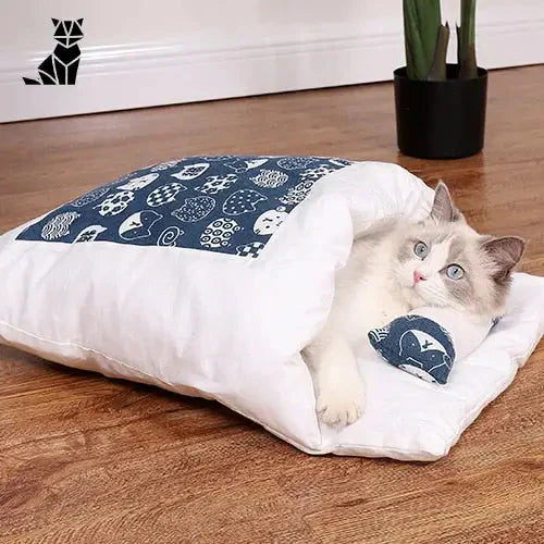 Chat faisant la sieste sur un oreiller avec le lit en coton Cozy Star pour chats