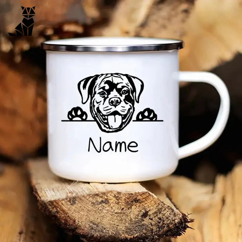 Gros plan sur un mug personnalisé avec le nom d’un chien, parfait pour les amoureux des animaux
