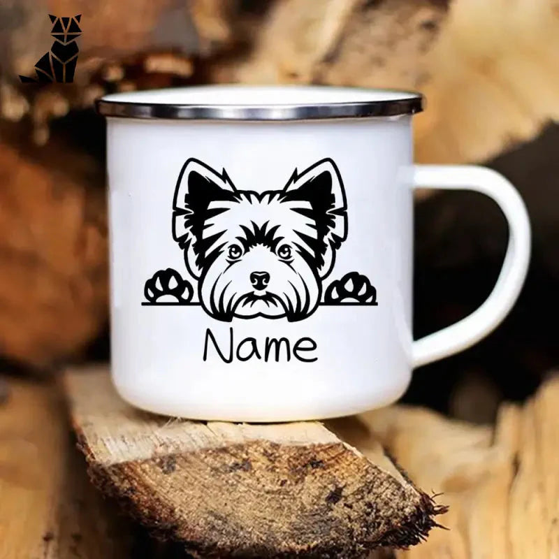 Tasse à chien personnalisée : Chien mignon avec ’love’ sur le visage assis sur un mug en émail blanc - cadeau parfait