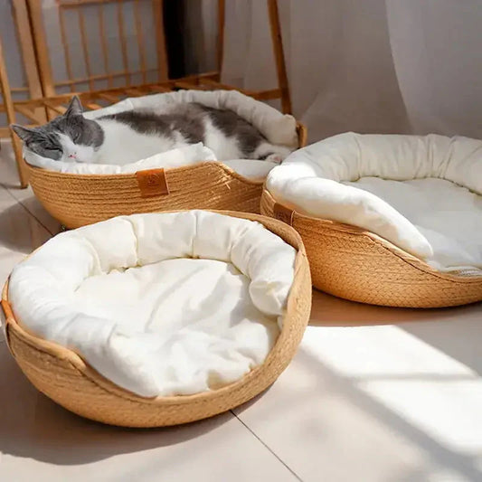 Un chat qui dort dans un panier sur le sol - Nid douillet en bambou tressé pour petits chiens