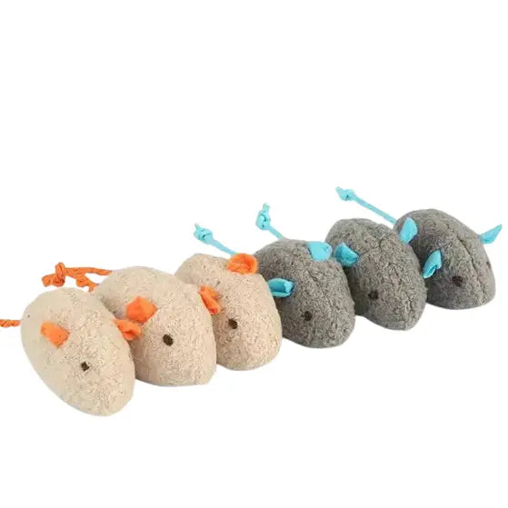 Trois souris en peluche avec de l’herbe à chat pour la stimulation sensorielle, avec des nœuds bleus Transparent Background