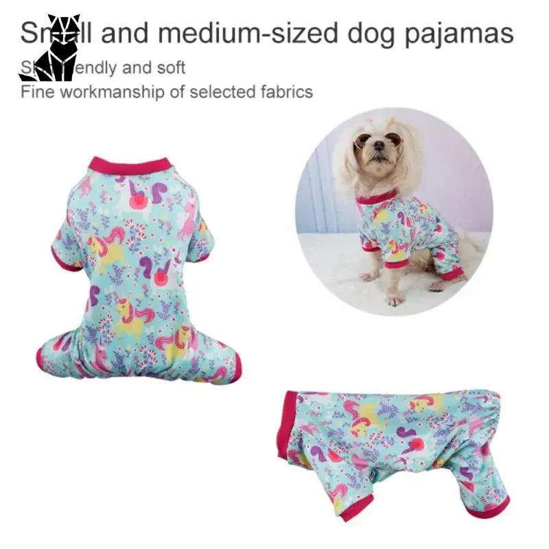 Pyjamas en coton pour animaux de compagnie - gros plan sur des petits chiens en pyjama et en chemise