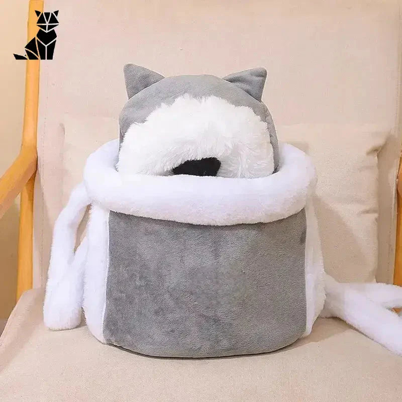 Chat dans un lit gris et blanc de la cage de transport Ultimate Comfort Carrier pour chiens et chats