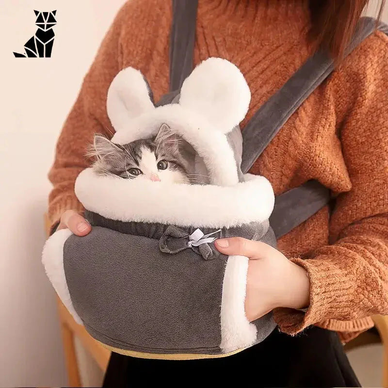 Une femme avec un chat dans le panier Ultimate Comfort Carrier for Dogs and Cats