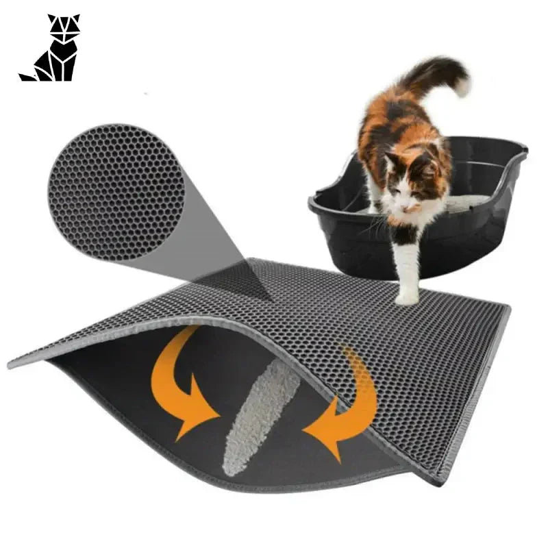 Un chat enjoué se tenant debout dans un sac à litière sur un tapis Anti-scatter Litter Mat - litière partout solution