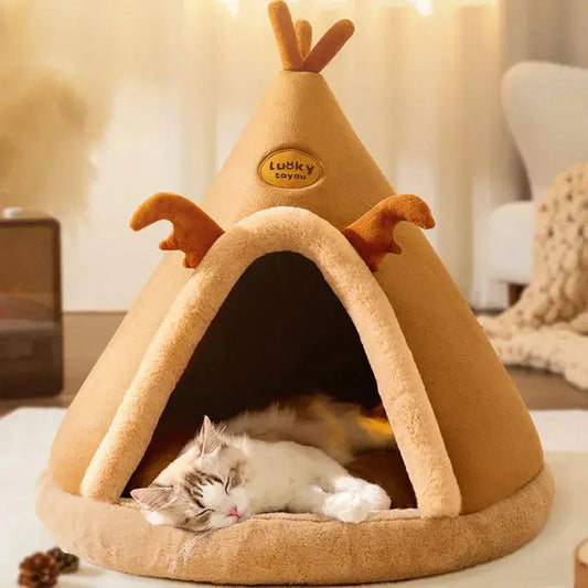 Un chat couché dans une tente de luxe marron en coton naturel